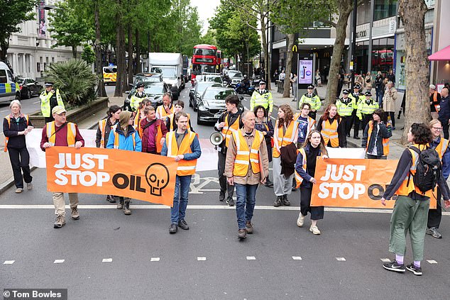 شوهد حوالي 20 من متظاهري Just Stop Oil يسيرون ببطء عبر نوتينغ هيل اليوم حيث كانوا يعيقون حركة المرور في لندن