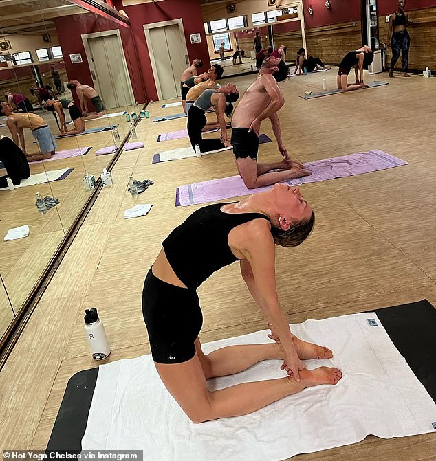 جلسة يوجا في Hot Yoga Chelsea - حيث يمكن أن تكلف الدروس ما يصل إلى 1900 دولار في السنة