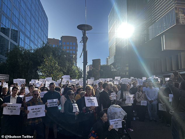 غادر العشرات من موظفي ABC (في الصورة) مقر Ultimo Sydney للإذاعة الوطنية بعد ظهر يوم الاثنين حاملين لافتات تقول 