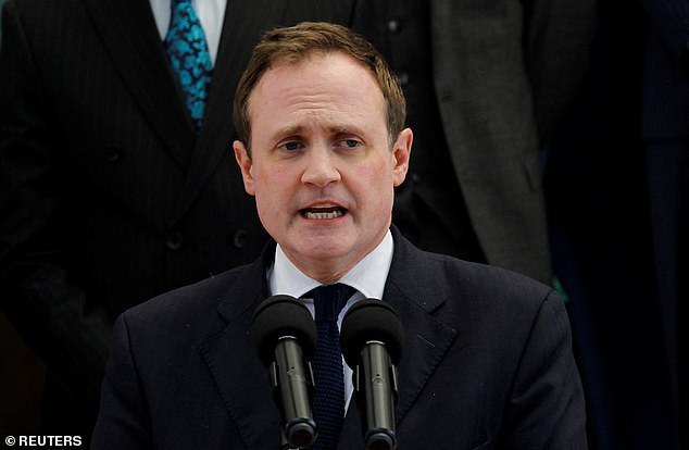 أطلق Tom Tugendhat (في الصورة) هجومًا لاذعًا على عملاق التكنولوجيا أمس بسبب قراره تشفير الرسائل الخاصة.