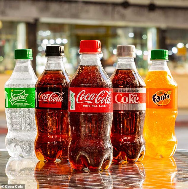 تستخدم شركة Coca-Cola حاليًا البلاستيك المعاد تدويره بنسبة 100 في المائة في عبواتها - بما في ذلك الأغطية