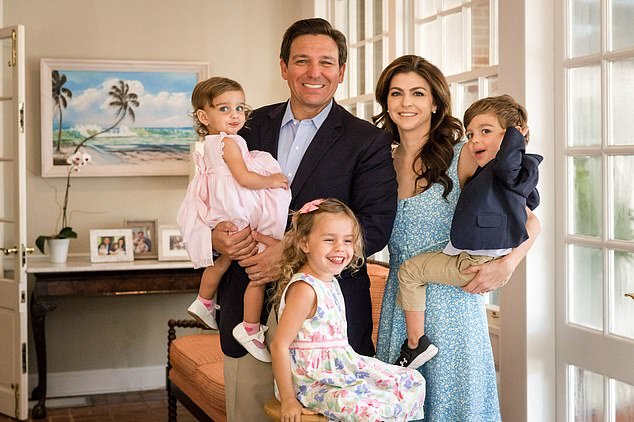 DeSantis مع عائلته ، سيدة فلوريدا الأولى Casey DeSantis وأطفالهم الثلاثة