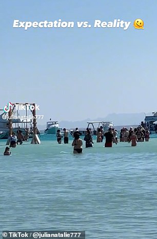 في حين أنها تبدو هادئة للغاية في لقطة لها ، فإنها تكشف وراء الكواليس وجود حشود من الأشخاص ينتظرون الحصول على نفس الصور