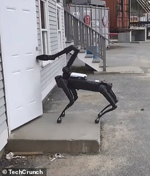 أعلاه ، تستخدم شرطة ولاية ماساتشوستس كلبًا آليًا من Boston Dynamics لدخول المبنى.  مثل هذه الروبوتات هي من بين الآلات العسكرية التي يمكن أن يستغلها الذكاء الاصطناعي الذي يسيء استخدامه