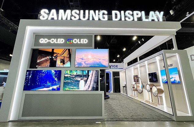 كشفت Samsung Display عن Rollable Flex جنبًا إلى جنب مع ابتكاراتهم الأخرى لشاشات OLED في كشك معرض الشركة (في الصورة) خلال أسبوع العرض SID 2023 هذا الأسبوع في لوس أنجلوس