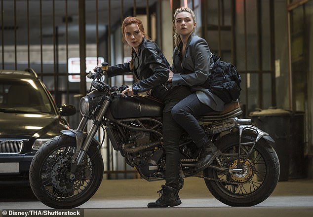 سكارليت جوهانسون (يسار) وفلورنس بو (يمين) في فيلم Marvel's Black Widow