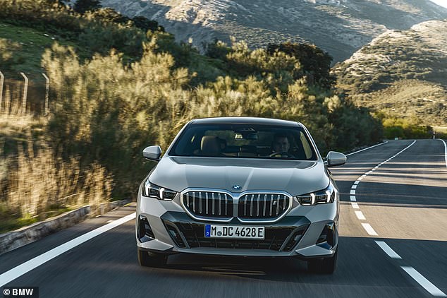 تقول BMW: `` يتولى Active Lane Change Assistant حركات التوجيه الضرورية تلقائيًا ، إذا سمحت حالة المرور بذلك ''