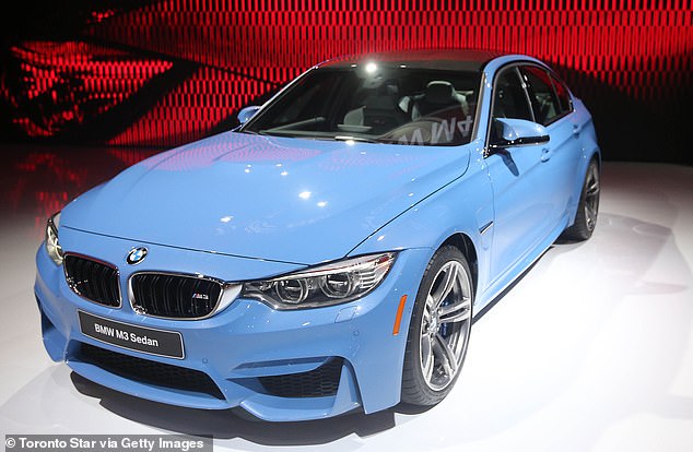 من بين السيارات المتضررة سيارة BMW M3 في الصورة.  يمكن للصالون الرياضي ، الذي تمت ترقيته بالمحرك والمكابح ونظام التعليق ، الوصول إلى 155 ميلاً في الساعة على المسار الصحيح