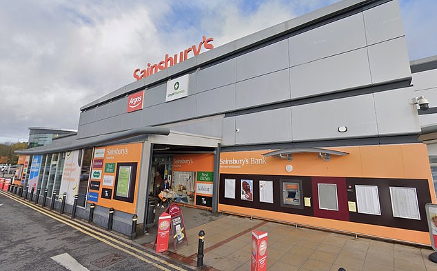 Nargoliya ، من Woodboy Street ، Belgrave ، Leicester ، عملت في مكتب صيدلية Lloyds داخل سوبر ماركت Sainsbury في Fosse Park