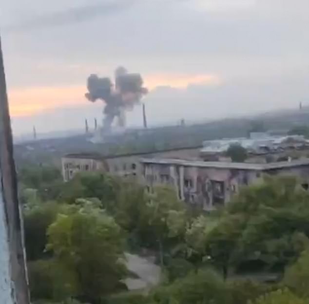ضربت غارتان متتاليتان مدينة ماريوبول المحاصرة ، قيل إن إحداها أصابت أعمال الصلب في آزوفستال.