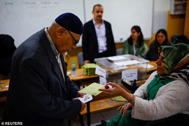 شخص يصوت خلال الجولة الثانية من الانتخابات الرئاسية في اسطنبول اليوم