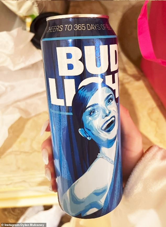 عرضت علب Bud Light مع وجهها منقوش عليها