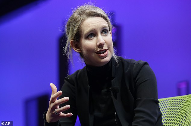 تتحدث هولمز ، التي كانت آنذاك الرئيس التنفيذي لشركة Theranos ، في منتدى Fortune Global Forum في نوفمبر 2015 ، قبل سنوات من اكتشافه أنها ضللت المستثمرين