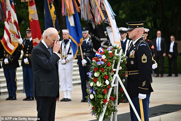 وضع الزهور ، ورسم علامة الصليب ، ثم حيا الفرقة العسكرية وهي تعزف على شعار Star-Spangled Banner