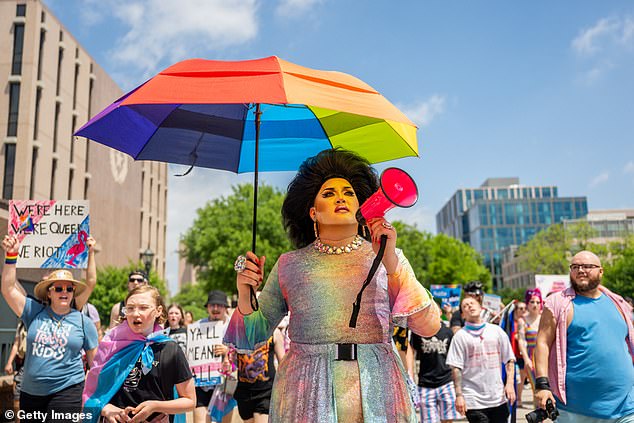 رأى مجتمع LGBTQ كلاً من SB 12 و SB 17 على أنه هجوم على وجودهم.  تم تصوير أشخاص يسيرون في أوستن في 15 أبريل