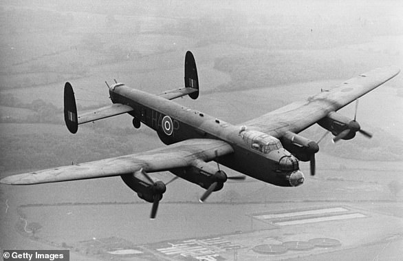 A Lancaster Bomber في رحلة تذكارية في عام 1967 للاحتفال بالذكرى السنوية لغارة Dambusters التي انتهكت سدي Mohne و Eder