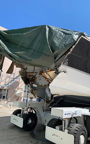 في الصورة: الأضرار التي لحقت بقوس اليخت تظهر في الصور