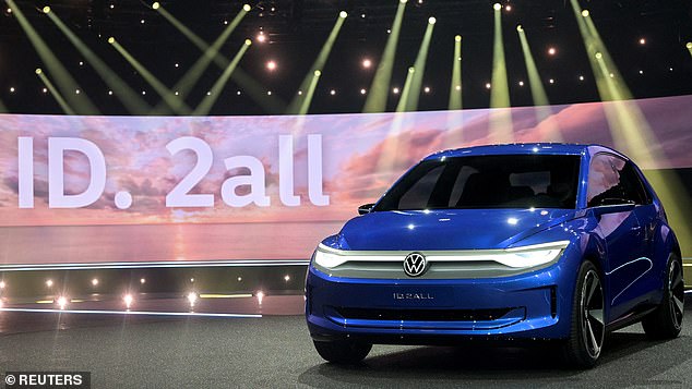 تم كشف النقاب عن مفهوم VW ID.2all في ألمانيا هذا العام ويعرض الشكل الذي سيبدو عليه ID.2 الجديد في عام 2026. تدعي الشركة المصنعة أنها لن تكلف أكثر من 25،000 (22،000 جنيه إسترليني)