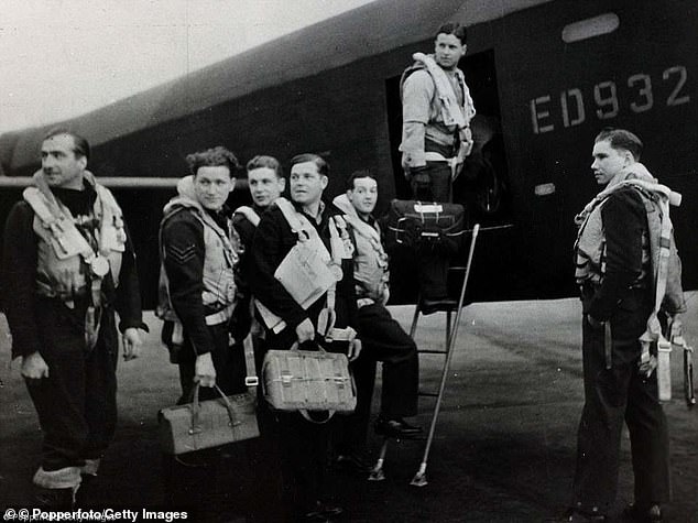 نفذ سرب 617 التابع لسلاح الجو الملكي غارة Dambuster ، المعروفة رسميًا باسم عملية Chastise ، في ليالي 16 و 17 مايو 1943 تحت إشراف قائد الجناح غاي جيبسون. أعلاه: شوهد جاي جيبسون (الثاني من اليمين) مع زملائه من أفراد الطاقم وهم يستقلون قاذفة لانكستر