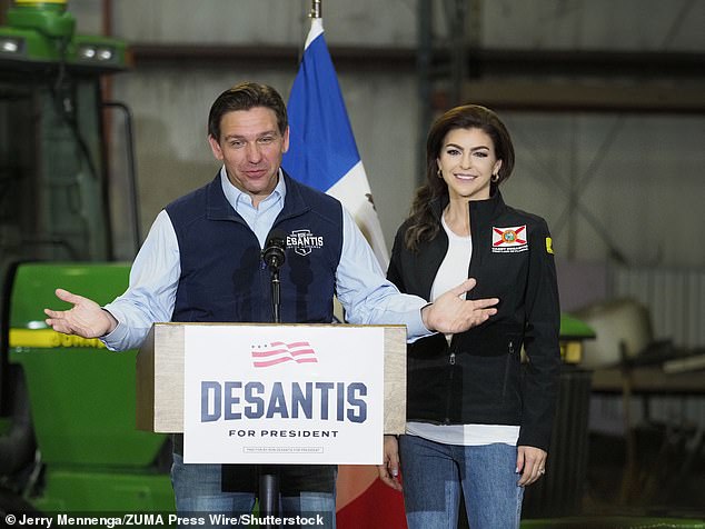 DeSantis ، الذي يظهر هنا مع زوجته Casey DeSantis ، تبدل بين نطق اسمه 