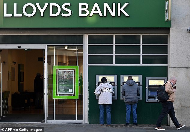 في وقت سابق من هذا الشهر ، أعلنت Lloyds الإغلاق المرتقب لـ 53 مصرفاً