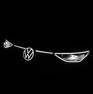 يتوهج شعار VW المزين على الطراز الأمريكي Buzz بمصابيحه الأمامية ، وهو على الأرجح أكبر شعار مضاء لأي شيء على الطريق