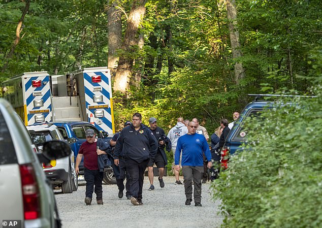 تغادر فرق البحث والإنقاذ مركز القيادة في St. Mary's Wilderness في طريقها إلى Blue Ridge Parkway للبحث عن الموقع الذي تحطمت فيه Cessna Citation