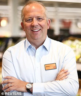 رأى رئيس Sainsbury ، Simon Roberts ، أن إجمالي رواتبه للعام المنتهي في مارس قد ارتفع بأكثر من 1.4 مليون جنيه إسترليني إلى 4.947 مليون جنيه إسترليني