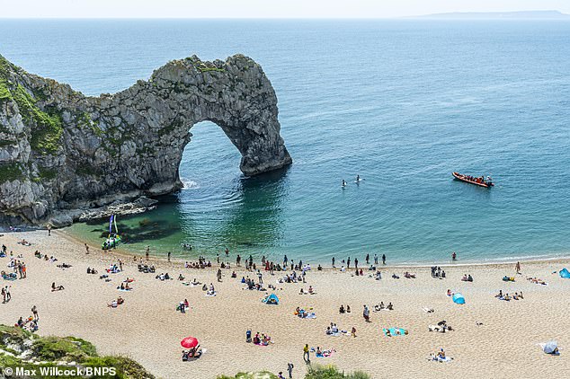 يستمتع الناس بيوم مشمس في Durdle Door على الساحل الجوراسي في دورست اليوم