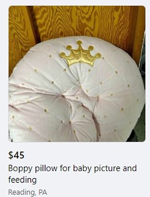 في هذه الصورة ، يبدو أن هناك إحدى وسائد Boppy المعروضة للبيع عبر الإنترنت والتي تم استدعاؤها