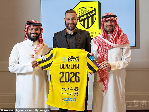 وقع كريم بنزيمة (في الوسط) لنادي الاتحاد السعودي في الدوري السعودي للمحترفين في وقت سابق من هذا الأسبوع في صفقة ضخمة مدتها ثلاث سنوات قد تصل قيمتها إلى حوالي 258 مليون جنيه إسترليني.