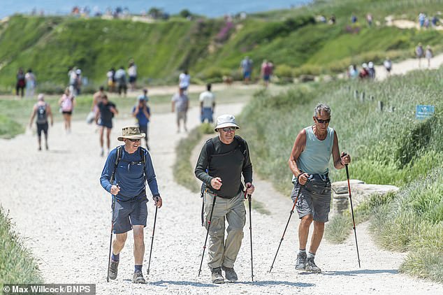 يستمتع الناس بيوم مشمس في Durdle Door على الساحل الجوراسي ، دورست ، حيث تستمر درجات الحرارة الدافئة في السيطرة على الطقس في جميع أنحاء البلاد