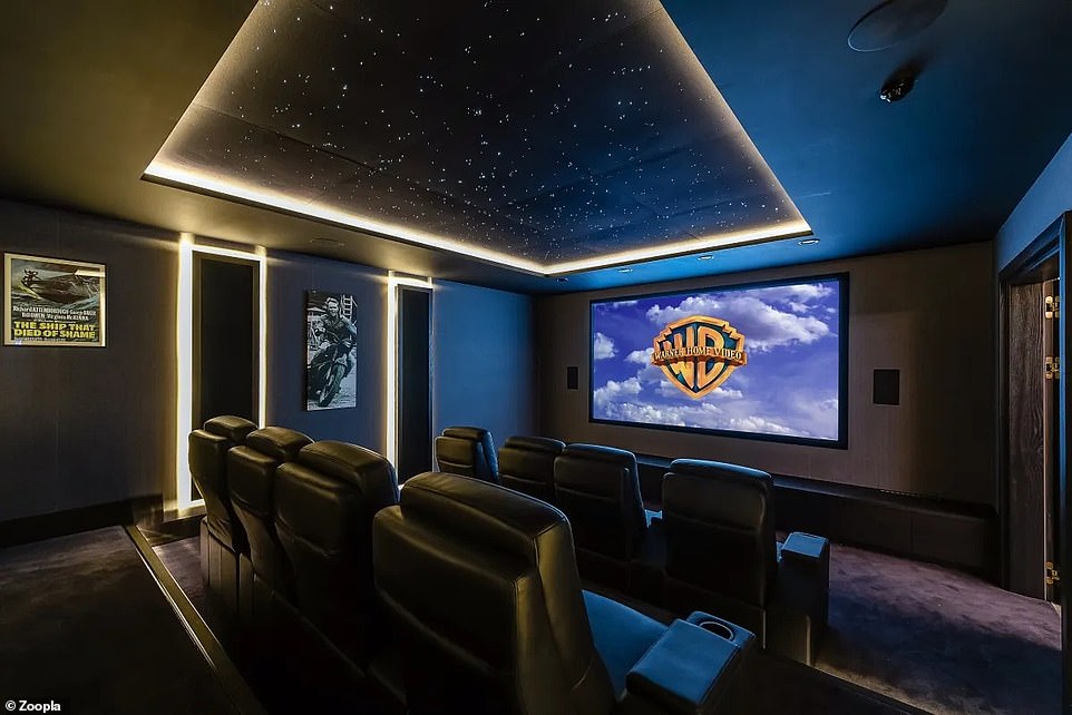 يحتوي مكان الإقامة على جميع ميزات المنزل الكبير ، بما في ذلك غرفة السينما المصممة مع بعض الإضاءة الرائعة