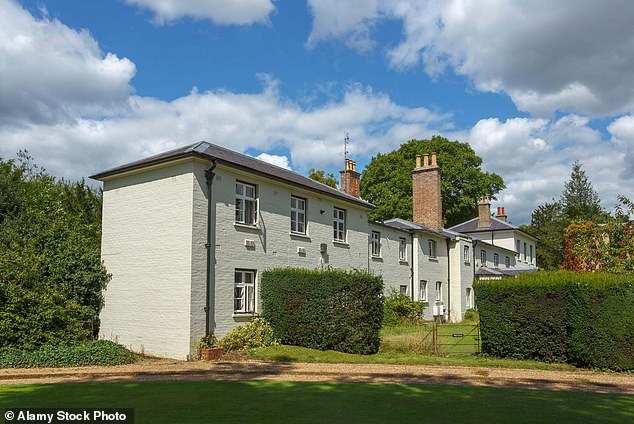من المحتمل أن يكون هاري قد أقام في Frogmore Cottage ، في الصورة ، للمرة الأخيرة هذا الأسبوع حيث يقوم الملك تشارلز بطرده من أوائل الصيف
