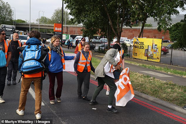 قامت الشرطة بتطهير المتظاهرين في شارع Gunnersbury Avenue في Ealing ، غرب لندن بحلول الساعة 8.55 صباحًا