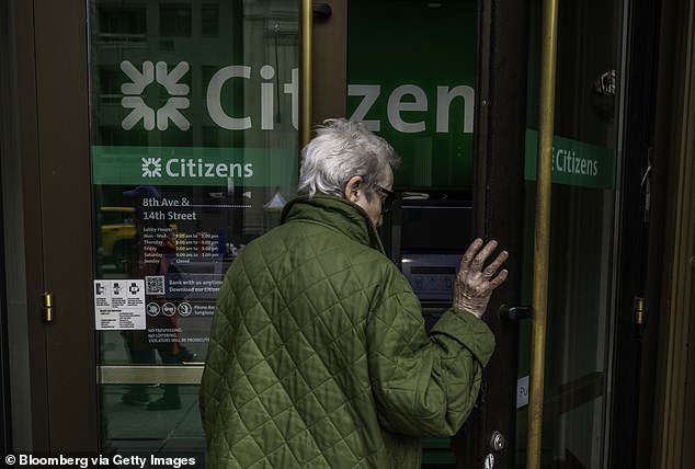 وبحسب ما ورد من المقرر أن يغلق Citizens Bank أربعة فروع في نيويورك في يونيو ، وسط عمليات إغلاق واسعة النطاق