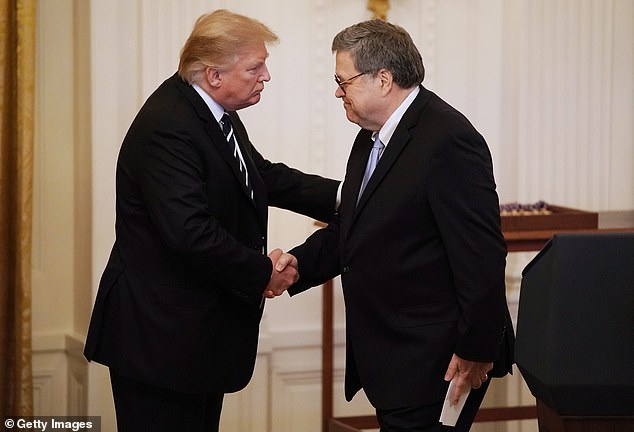 في الماضي ، كان بار مدافعًا شرسًا عن ترامب ، وذهب إلى حد تعيين مستشاره الخاص للتحقيق فيما إذا كان مكتب التحقيقات الفيدرالي قد فتح تحقيقًا بشكل غير صحيح في حملة ترامب الرئاسية لعام 2016 بشأن العلاقات المحتملة مع روسيا بناءً على أدلة واهية. في الصورة عام 2019