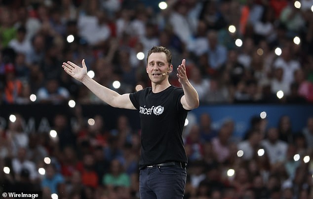 توم هيدلستون خلال Soccer Aid لليونيسيف 2023 في أولد ترافورد ، والتي جمعت الملايين