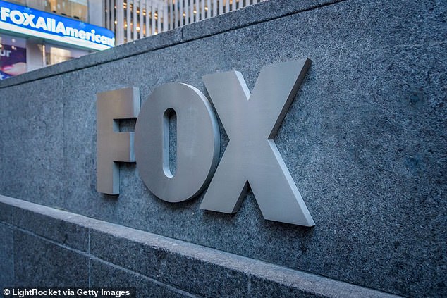 أرسل المسؤولون التنفيذيون في FOX سابقًا إلى محامي كارلسون خطابًا يقول فيه إنه `` ينتهك '' العقد وهدد بمقاضاة