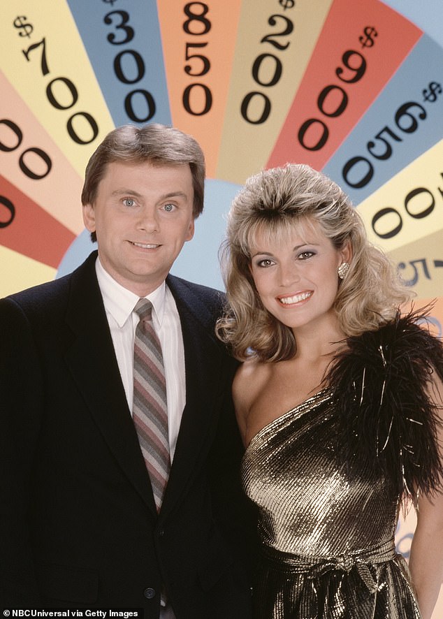 ظهر Sajak والبطل الطويل Vanna White في عرض اللعبة منذ عام 1983. في الصورة في الثمانينيات