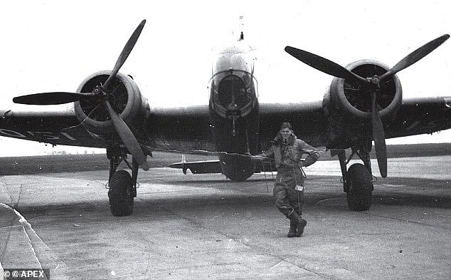 ساعد GP Captain Collier (في الصورة) بطل سلاح الجو الملكي البريطاني Wing Commander Guy Gibson في التخطيط لغارات Dambuster الناجحة في مايو 1943