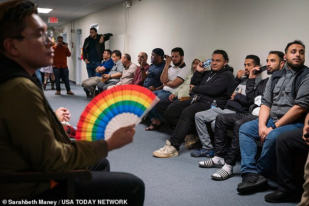 يتدفق الناس إلى الردهة للاستماع إلى التعليقات العامة قبل التصويت على حظر علم LGBTQ Pride على المباني الحكومية وممتلكات المدينة ، بما في ذلك الأعلام الأخرى التي تمثل قضايا عنصرية وسياسية