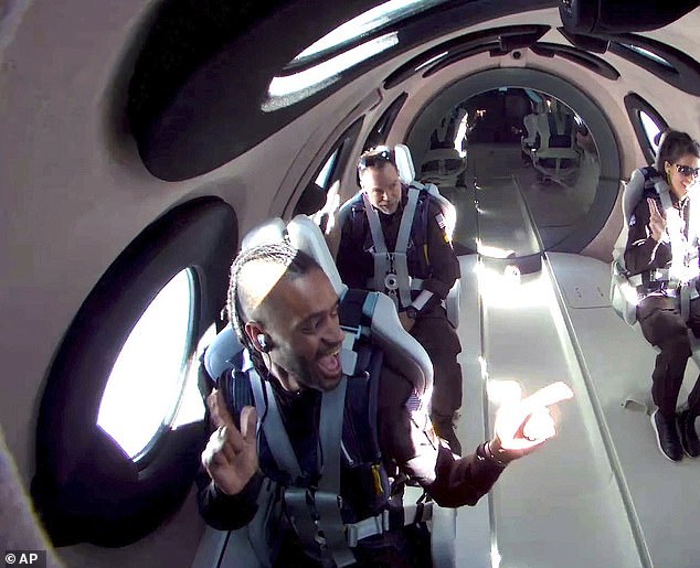 تظهر هذه الصورة التي نشرتها Virgin Galactic أخصائي البعثة كريستوفر هوي ، إلى اليسار ، والمدرب Luke Mays ، في الوسط ، وأخصائي المهمة جميلة جيلبرت خلال رحلة تجريبية يوم الخميس 25 مايو 2023