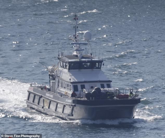 قوة الحدود لديها حاليا عدة سفن في القناة.  تقع سفينتها Ranger (في الصورة) قبالة ساحل St Margaret-at-Cliffe بالقرب من Dover