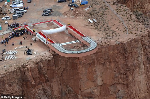 تشتهر بـ Skywalk ، وهو جسر زجاجي على شكل حدوة حصان يبرز على بعد 70 قدمًا من جدران الوادي ويمنح الزوار إطلالة على نهر كولورادو على ارتفاع 4000 قدم أدناه