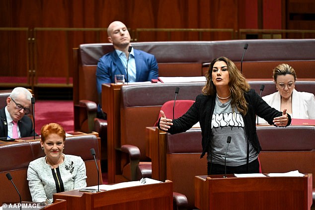 'أنت Gammin تمامًا ، مزيف ، غير أصلي. قالت ثورب إنك تلوح بعلمك وترتدي أقراط سوداء مميتة وتشعر بالرضا حيال ذلك