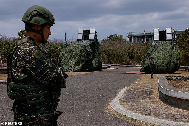 جندي يقف بالقرب من قاذفات الصواريخ المتنقلة Hsiung Feng في حديقة Cape Maobitou في مقاطعة Pingtung ، تايوان ، في 10 أبريل