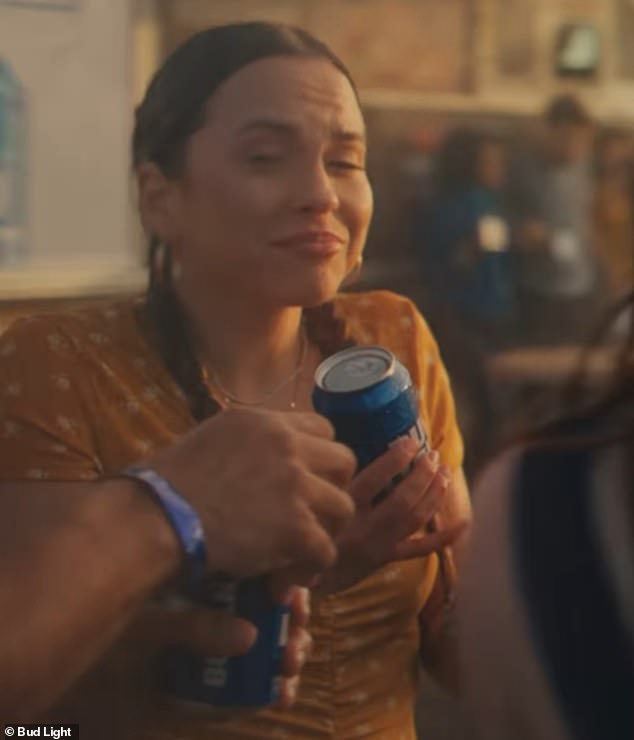 Bud Light Summer Ad- توقعات هذا الصيف: البيرة الباردة والحفلات الموسيقية