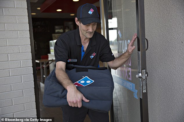 ستقوم Domino's أيضًا بتنبيه العملاء عند وصول تسليمهم إلى أقرب نقطة التقاط آمنة ، وستكون قادرة على تنشيط إشارة مرئية على هواتفهم تساعد السائق في العثور عليهم