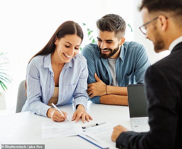 أعلن بنك الكومنولث يوم الأربعاء أنه سيخفض اختبار إجهاد إعادة التمويل إلى نقطة مئوية واحدة - انخفاضًا من ثلاث نقاط مئوية - بعد أسبوعين تقريبًا من إرسال APRA خطابًا إلى البنوك (صورة الأسهم)